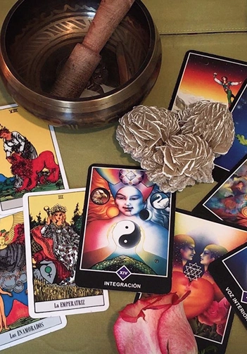Cartas del tarot, destacando el aprendizaje profundo para guiar a otros.