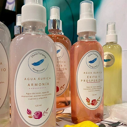 Botellas con etiquetas espirituales y diferentes intenciones, creadas para armonizar campos energéticos.