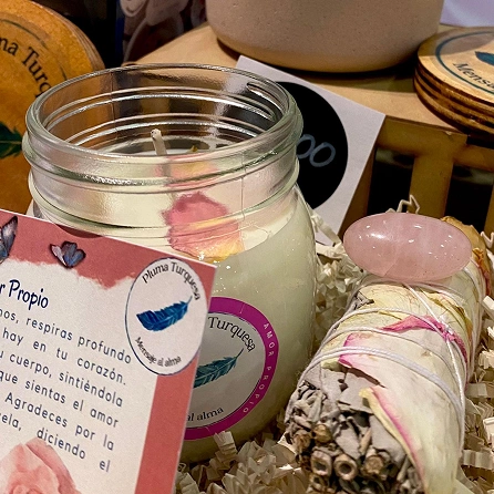 Kit con vela artesanal de soya, sahumerio, agua aurica y cuarzo, utilizado para rituales y conexión espiritual.